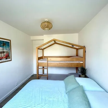 Vue Port De Plaisance : Le Voilier Appartement *