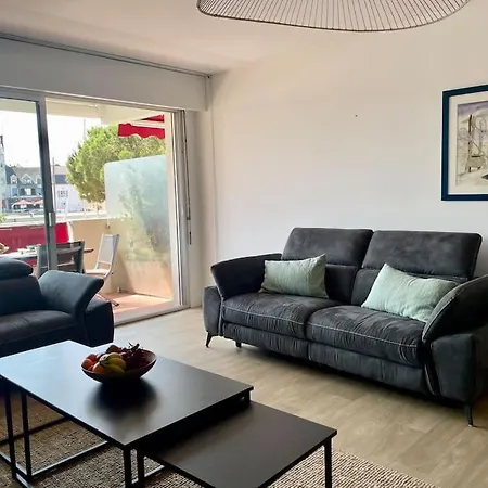 Vue Port De Plaisance : Le Voilier Appartement *