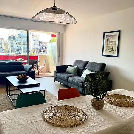 Vue Port De Plaisance : Le Voilier Appartement *