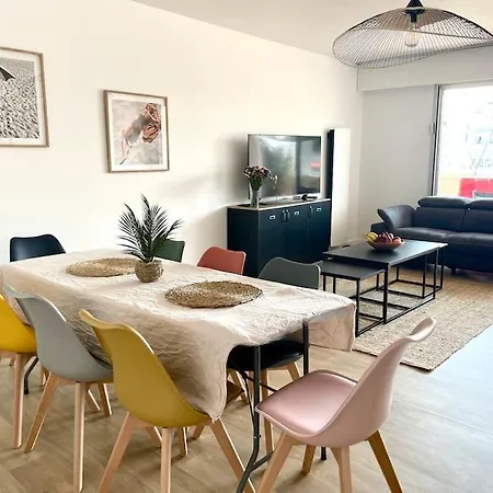 Vue Port De Plaisance : Le Voilier