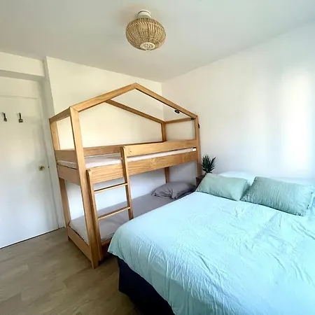 Vue Port De Plaisance : Le Voilier